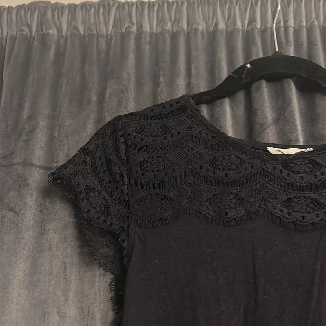 Mörkblå spets t-shirt - 1