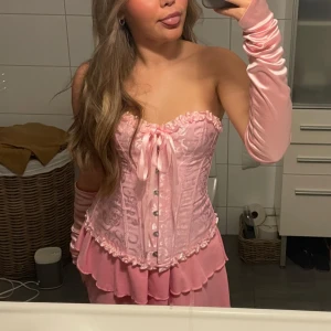 Halloween dräkt - I år säljer jag min prinsess dräkt. Den innehåller en volangekjol i storlek XS/S, en justerbar korsett, handskar och krona med rosa detaljer. Användes bara 2 gånger förra året, alltså inga defekter. Vill du bara köpa något separat kan vi diskutera priset🩷