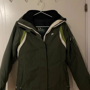 Peak Performance skidställ - Säljer mitt Peak Performance skid set med skidjacka och skidbyxor i Termolite®. Storlek XS i jackan och storlek S i byxorna men passar både XS och S! Sparsamt använd, inga fläckar eller slitage. Nypris tot runt 6 000 kr.