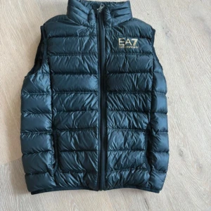 Armani väst - Storlek 146 Västen är helt ny och äkta med inga hål