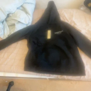 Essentials fear of god hoodie svart  - En fin kofta tyvärr var den för stor för mig den är i storlek M köpet för 1500kr säljer för 900kr vid snabb affär kan jag gå ner i pris  