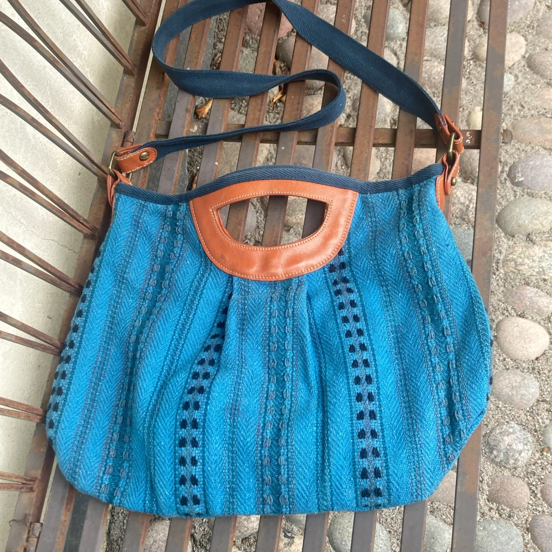 Blå axelväska från Noa Noa med skinn