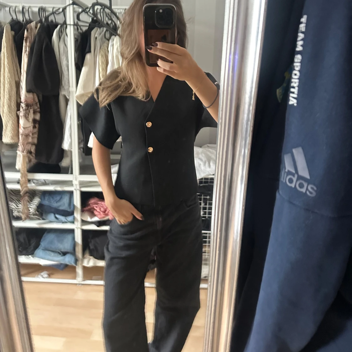 Svart blus med guldknappar