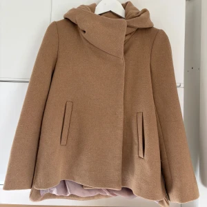 Beige kappa från Zara Basic - Snygg beige kappa från Zara Basic. Fint skick 💕