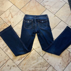 Mörkblå bootcut jeans Gina Tricot - Snygga mörkblå jeans från Gina Tricot i bootcut-modell. Jag har gjort dem lite längre nertill så passar dig som är lite längre 