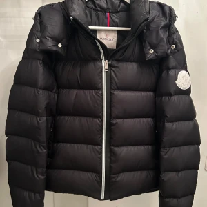 Svart Moncler vinterjacka  - Arves Down Hooded Jacket Black. Avtagbar huva. Skick 9/10