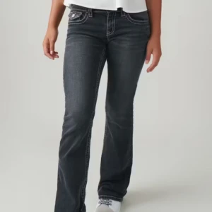 Chunky low flare jeans - Flare jeans från Gina Tricot Young med utsvängda ben. Jeansen är mörk gråa och har låg midja. Storlek 170 men skulle säga S. Har en liten difekt nere vid ena benet då dem är för långa, men syns inte på. Helt slutsålda. Midjemått: 37cm