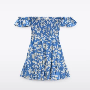 Blå offshoulder klänning med blommor - Superfin blå kortklänning med vita blommor och offshoulder-modell.