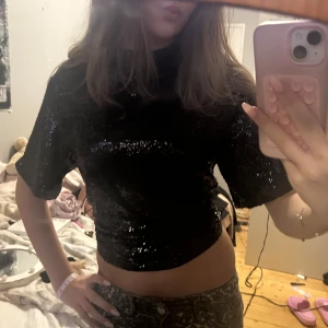 Festtopp - Jättefin topp! Funkar till typ nyår, jul, fest, event ALLT! Absolut inte stickig inuti utan väldigt len❤️ använd typ 3-4 gånger🫰🏻 nypris var 299kr