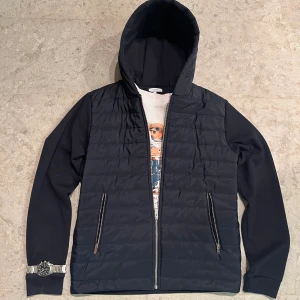 Cardigan - Säljer nu denna väldigt feta reiss cardigan för ett riktigt bra pris, nyvärde på denna jacka är 2500kr och den är i bra skick! Perfekt cardigan för höst, vinter och vår!!