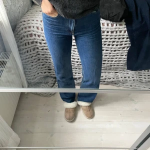 Blå jeans från Zara  - Säljer ett par blå jeans från Zara, modellen 90's Full Length. Jeansen har hög midja, raka ben och råa, fransiga benslut. 