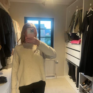 Beige stickad tröja från Mango - Mysig beige/vit stickad tröja från Mango med rund halsringning och långa ärmar.  Storlek xs, den är precis som den rosa jag också säljer, bara köpta i olika länder, därav olika storlekar. Den är i bra skick och den är väldigt skön!