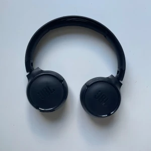 JBL Tune 500BT - JBL Tune 500BT trådlösa on-ear hörlurar i svart. Säljer dessa trådlösa JBL hörlurar då jag inte använder de längre. De är i gott skick men ena insida kant har lossnat lite som man kan se på sista bilden. Nypris 600kr. Mitt pris 279 kr.
