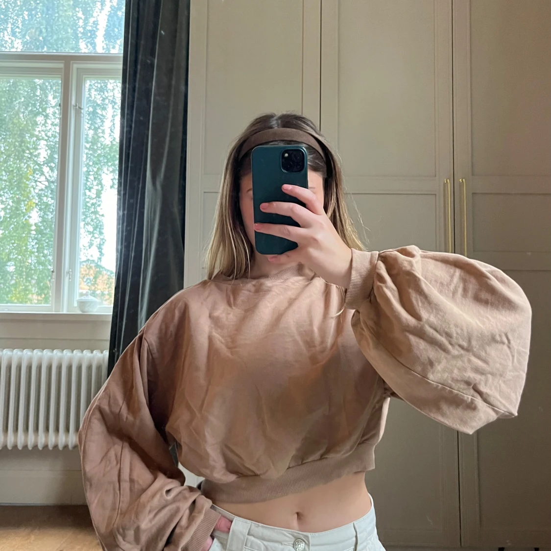 Beige croppad tröja med ballongärmar