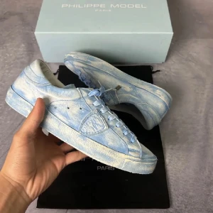 Två par skor Gucci ace och Philippe model - Båda är storlek 41 säljs var och en och tillsammans kom med pris