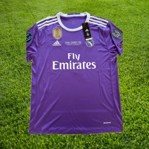 Ronaldo - UCL Final 2007 - Nyskick/helt oanvänd Cristiano Ronaldo tröja från året 2017 Champions League Edition. Denna tröja användes i Finalen mot Juventus och har även ”UCL-Final 2017” trycker på bröstet. Tveka inte att höra av er för fler frågor och bilder