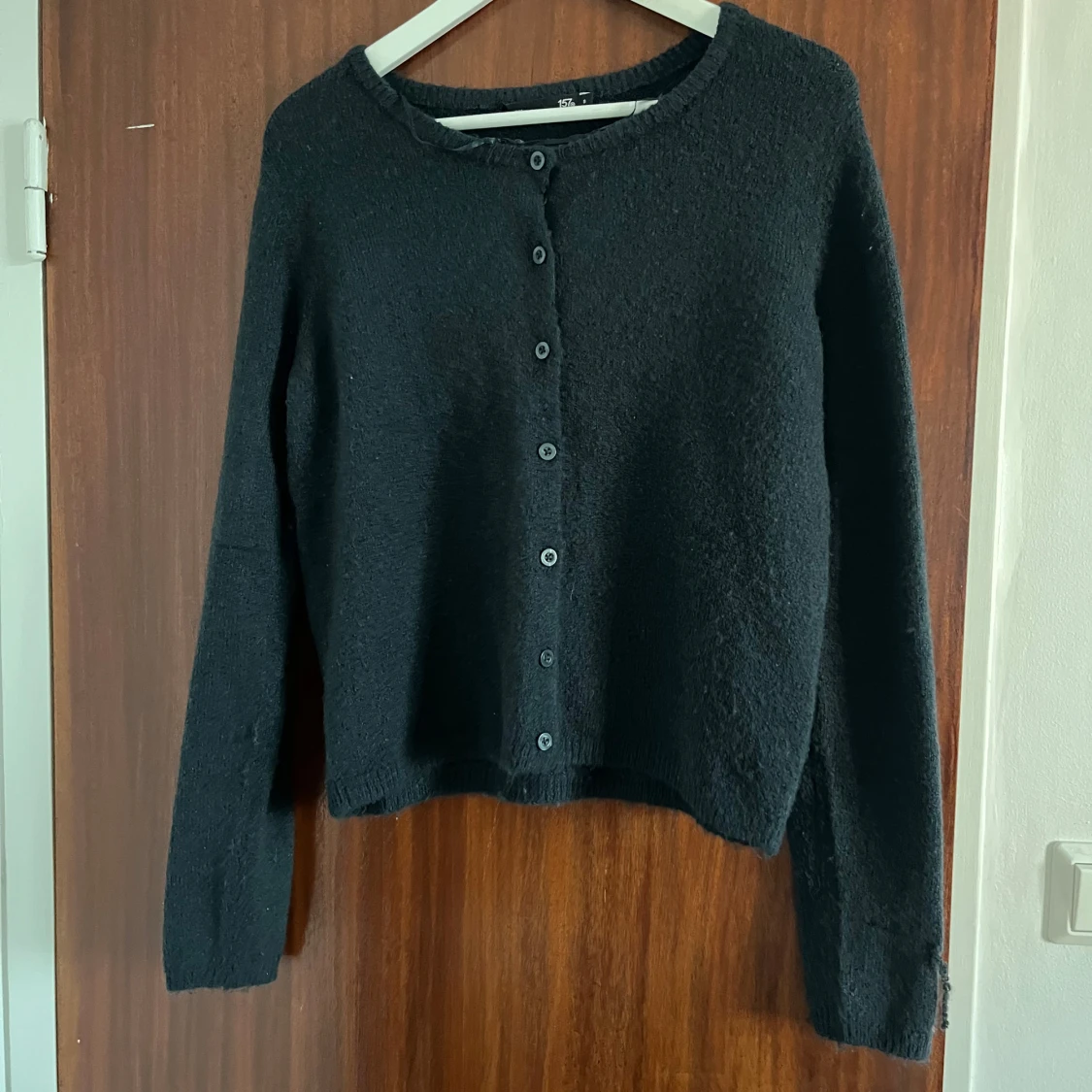 Svart kofta från 157 med knappar