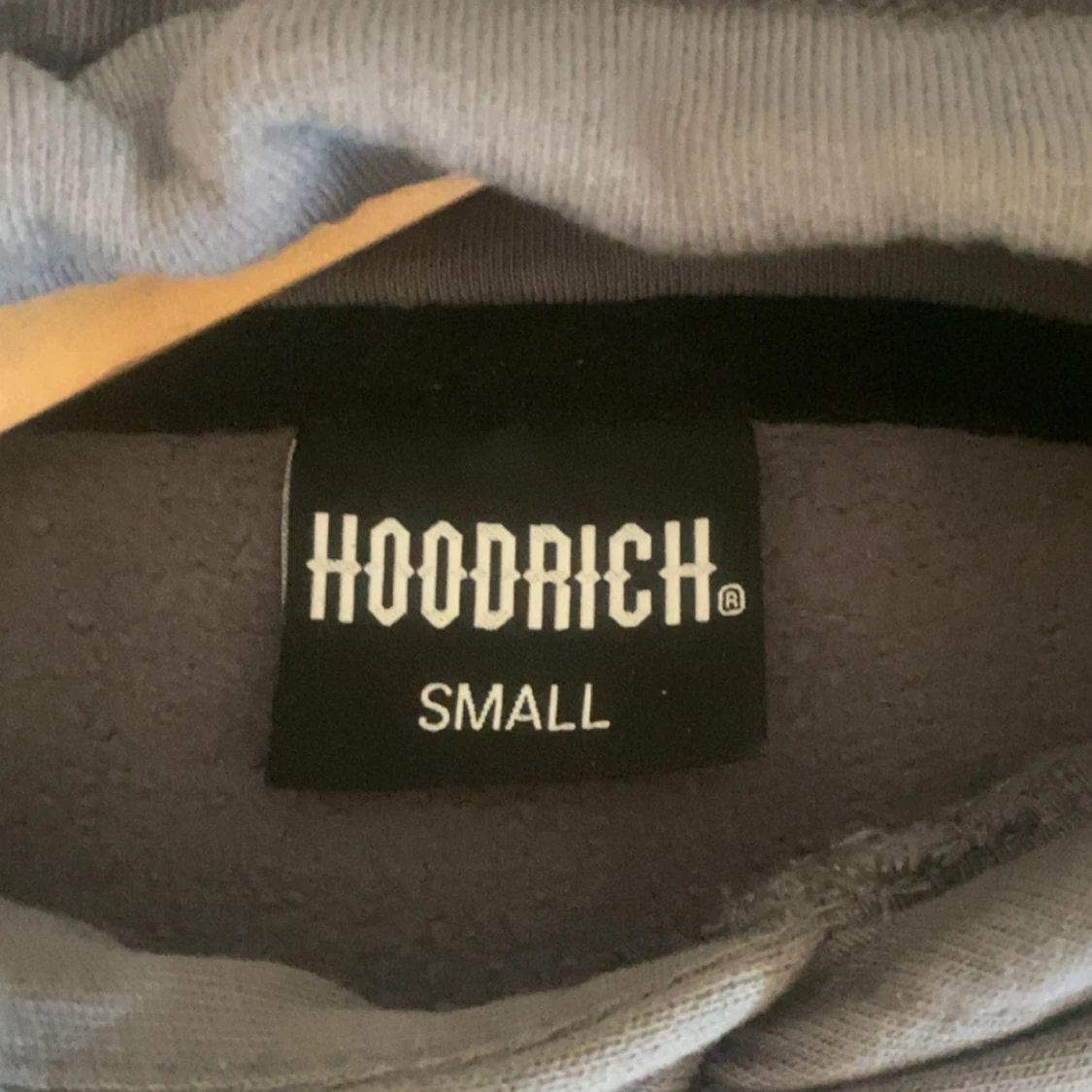 Grå och svart hoodie från Hoodrich - 2