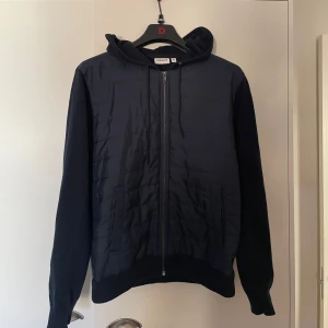 Marin blå cardigan  - Marin blå cardigan från kappahl perfekt inför hösten |skick 9/10 enligt min bedömning| hör av er vid funderingar och frågor / mallegarderoben 