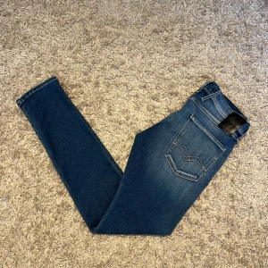 Replay anbass slim jeans herr w31 - Replay anbass i slim passform. Nytt skick, inga märkvärdiga defekter. Storlek W31. Skön wash på dessa och mjuka i materialet, kan mötas sthlm annars postas dem samma dag som köp eller dagen därpå🙌💯