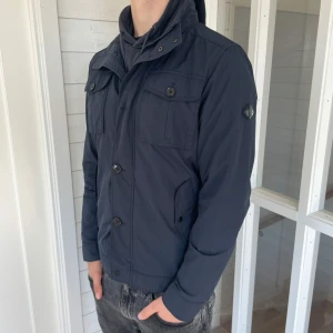 J.Lindeberg Field Jacka - En riktigt fet field jacket från J.Lindeberg i storlek M. Jackan är i bäldigt bra skick. Hör av er vid frågor prise är inte hugget i sten