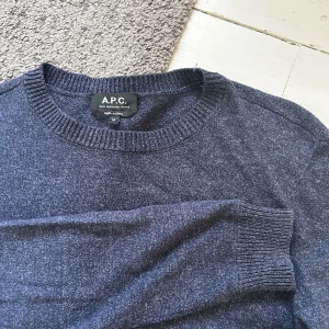 Mörkblå Stickad APC Tröja - Riktigt fet och exklusiv stickad APC tröja. | Storlek: M, passar S | Nypris: 2999kr | Sjukt bra skick, som ny! | Skriv vid minsta fundering, priset är ej hugget i sten!