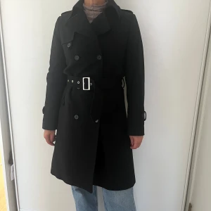 Svart trenchcoat från Filippa K XS - Svart figursydd ullkappa med skärp, x-small, gott skick. Kom gärna med frågor eller bud!