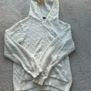 Stickad brandy Melville tröja - Säljer min super mysiga och hostiga tröja från brandy Melville! Jag har bara använt den ett fåtal gånger 🩷