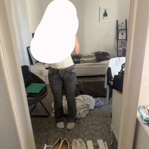 Grå jeans från Gina Tricot, storlek 164 - Säljer ett par grå jeans från Gina Tricot i storlek 164. Jeansen har låg midja, raka ben och klassisk femficksdesign. Materialet är jeans i bomullsblandning och färgen är en snygg tvättad grå nyans. Perfekta för en chill och stilren look. Avklippta längst ner