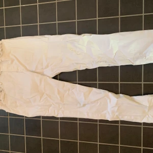 Vita jeans från Jack & Jones - Snygga vita jeans från Jack & Jones med klassisk femficksdesign och raka ben. Byxorna har en stilren look och är tillverkade i bomull för en bekväm känsla. Perfekta för dig som vill sticka ut med en fräsch och clean stil.