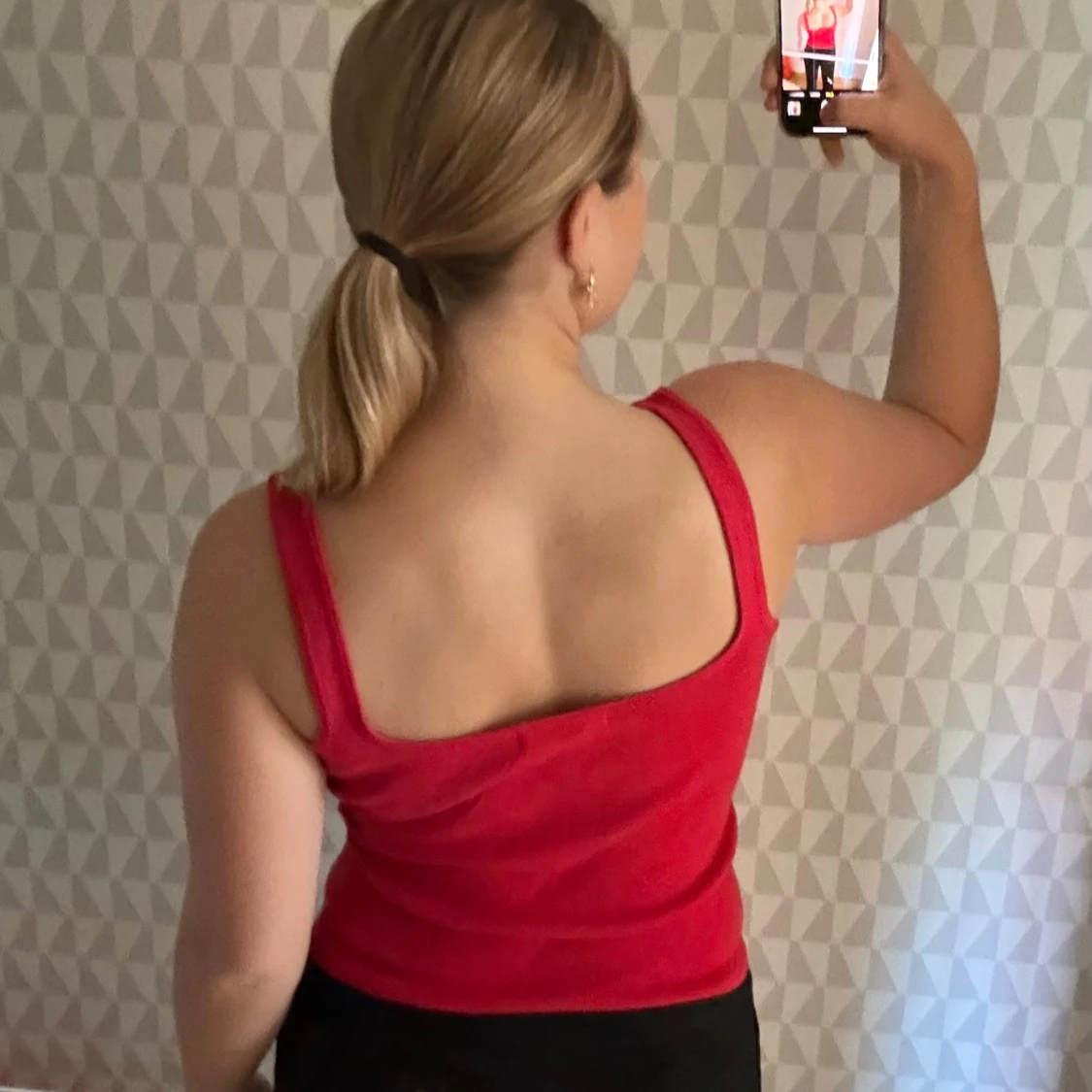 Röd ribbad linnetopp med v-ringning - 1