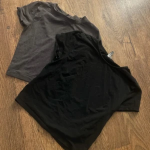 T-shirt - Fina skick, den svarta är från nelly i stl S. Den grå är från h&m i stl xs. Skickar endast via instabox