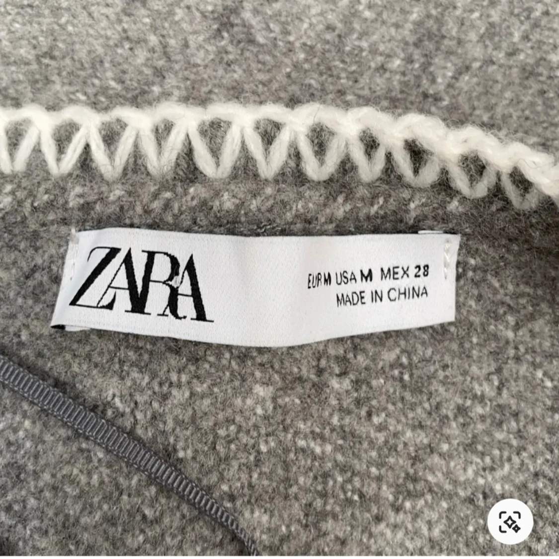 Grå kofta från Zara med vita detaljer - 2