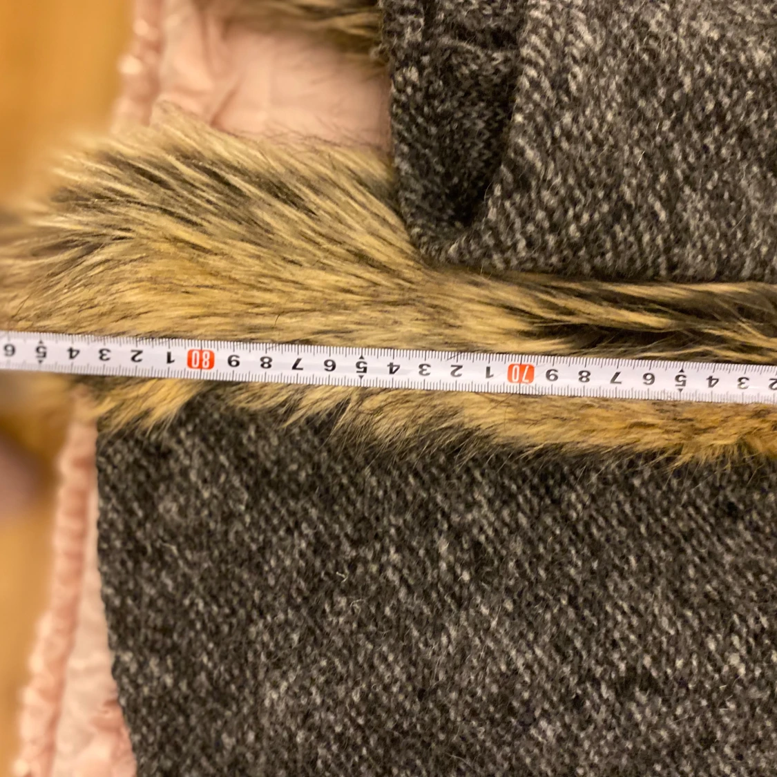 Grå kappa med fuskpälsdetaljer - 3