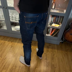 Nudie jeans Lean Dean - säljer mina nudie jeans! modell: Lean Dean  skick: mycket bra, knappt använda.     storlek: W32 L36 (”liten” i storleken).   Midjan: 43 cm Benlängd: 109 cm.    modellen är 183 och väger 70kg. Skriv vid minsta fundering!