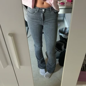 gråa jeans  - säljer mina jeans ifrån only, som är i storlek S/32 då de inte fått någon använding på vääääldigt länge, så bättre då att de hamnar någonstans där de får använding🥰 finns inga tecken på använda! hör av dig vid frågor 💞