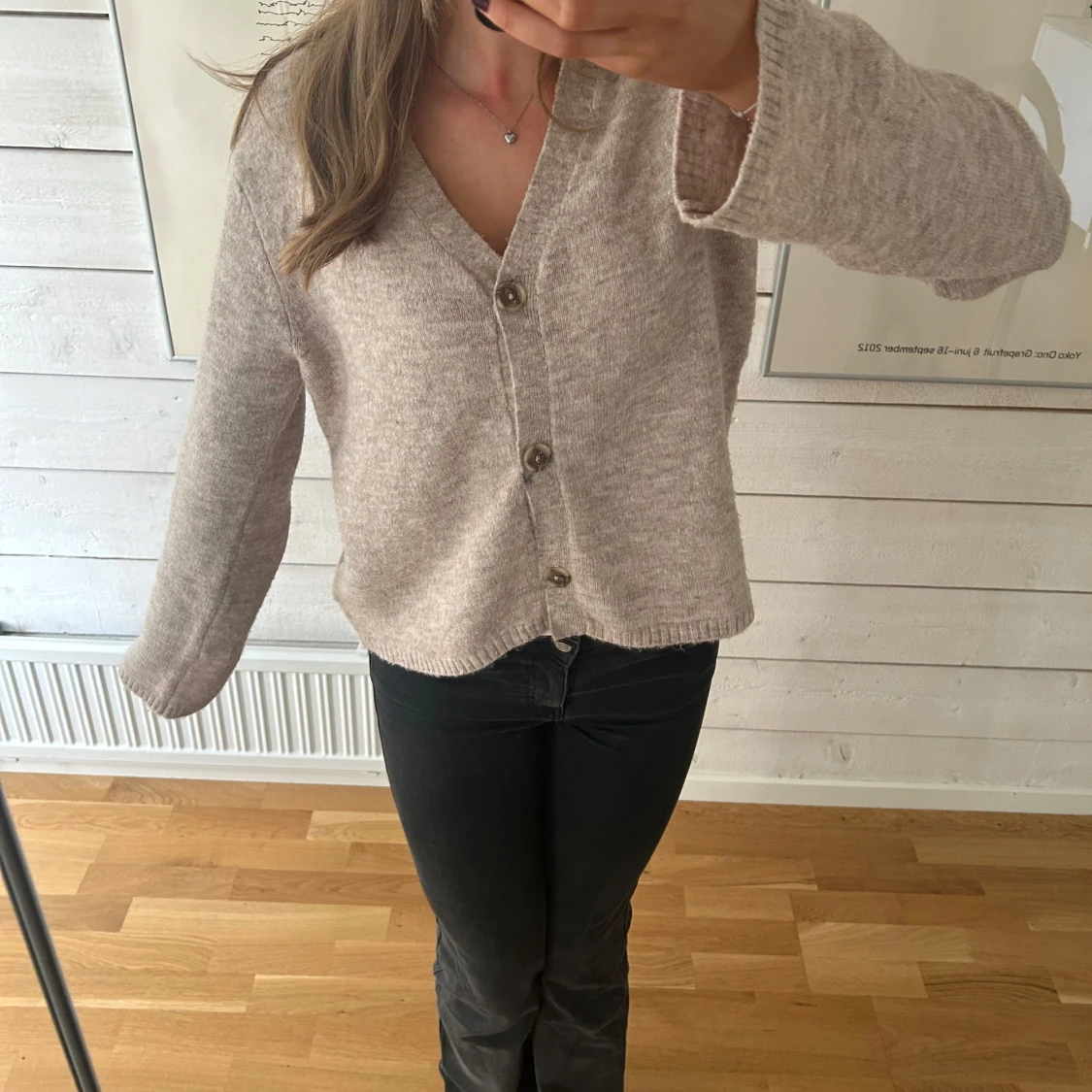 Beige kofta med knappar och v-ringning