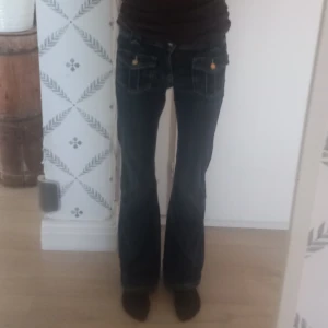 Gina tricot bootcut jeans - Mörkblå bootcut jeans från Gina tricot, använda men i ungefär samma skick som när jag köpte dem, sitter bra