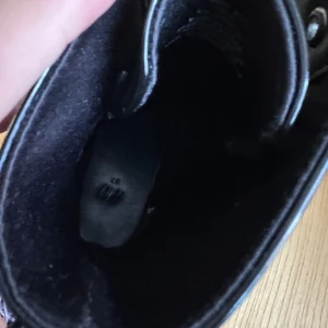 Svarta lackade boots med snörning HM  - Säljer ett par svarta boots i lackat material och snörning framtill. Skorna har rund tå och platt sula..från Hm använd fö tall gånger 