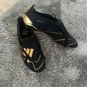 Adidas Predator fotbollsskor svart/guld - Använda 30 minuter