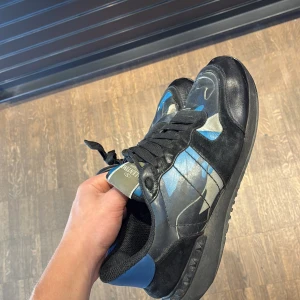 Valentino Rockrunner - Skorna är använda men har fof mycket liv kvar i sig och är sjukt fräscha☝️hör av er kring funderingar eller liknande, priset är aldrig hugget i sten🍻strl 42 men passar även 43