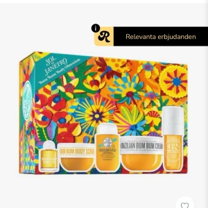 Sol de Janeiro Bum Bum Kit - Färgglatt presentkit från Sol de Janeiro med produkter som Bum Bum Body Scrub, Brazilian Bum Bum Cream, Brazilian Play Body Wash och Bum Bum Body Firmeza Oil. Produkterna kommer i gula och vita förpackningar och är perfekta för kroppsvård.