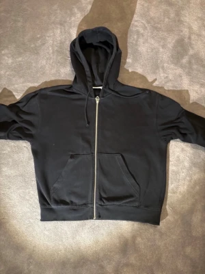 Svart zip hoodie weekday - Svart zip hoodie i storlek XS. Mycket bra skick, inga skavanker eller annat. 