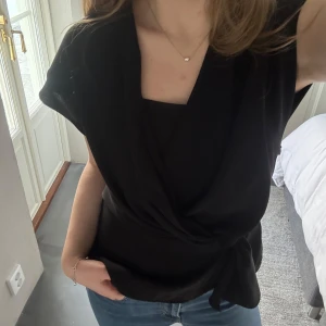 Svart Zara topp - Säljer denna svarta Zara topp! Den är köpt för några år sedan och i mycket bra skick! 