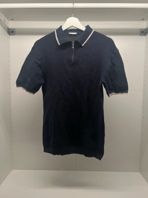 John Henric piké tröja - Jättefin, knappt använd, John Henric tröja perfekt för vår och sommar i storlek S/M!