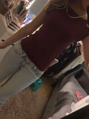 Vinröd t-shirt  - Säljer en vinröd t-shirt med tight passform. T-shirten är enkel och stilren utan mönster, har korta ärmar och är gjord i mjuk bomull. Perfekt att matcha med jeans eller kjol för en clean look.