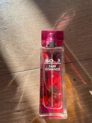 So...? Dark Romance parfym - Säljer denna parfym som luktar jättegott!! Säljer pågrund utav jag inte använder den, knappast använd kontakta för fler frågor och bilder!!