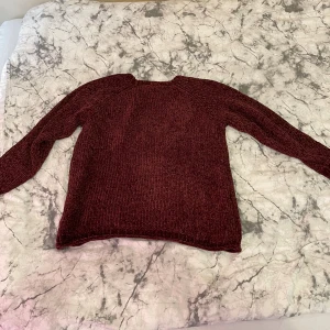 Vinröd stickad tröja  - Mysig vinröd stickad tröja. Perfekt för kalla dagar och supermjuk mot huden 💜