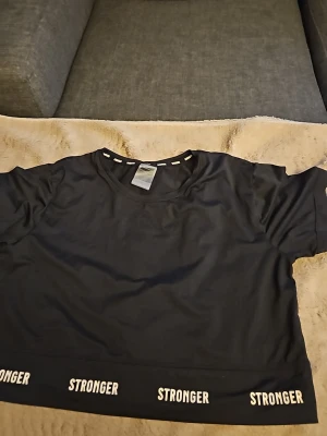 Svart croppad topp från Stronger - Snygg svart croppad topp från Stronger  ,använd bara några gånger. 