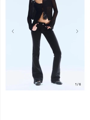 Svarta bootcut jeans  - Säljer ett par svarta bootcut jeans från Weekday (Cheap Monday) med låg midja❣️inga defekter